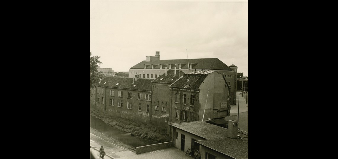 Bouw van het postkantoor aan de Molengracht, 1955.
